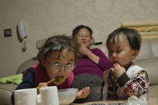 跟女儿吃瓜猜拳,与女儿共享“吃瓜猜拳”欢乐时光