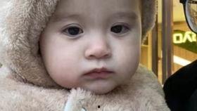 儿童看到姥姥吃瓜,温馨一幕，传承家的味道