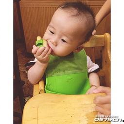 夏天吃瓜拍照儿童