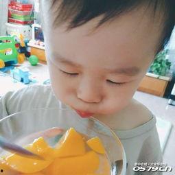 夏天吃瓜拍照儿童