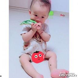 夏天吃瓜拍照儿童