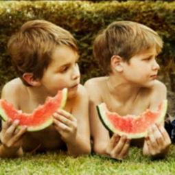 萌孩子吃瓜图片图文