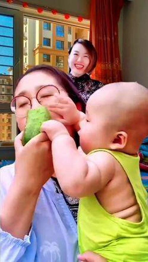 萌孩子吃瓜图片图文